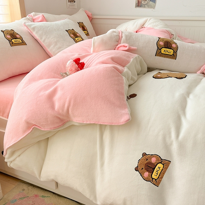 91家纺网 家纺一手货源 找家纺 绒世界 2024秋冬新款卡通毛巾绣牛奶绒四件套 恋爱小熊