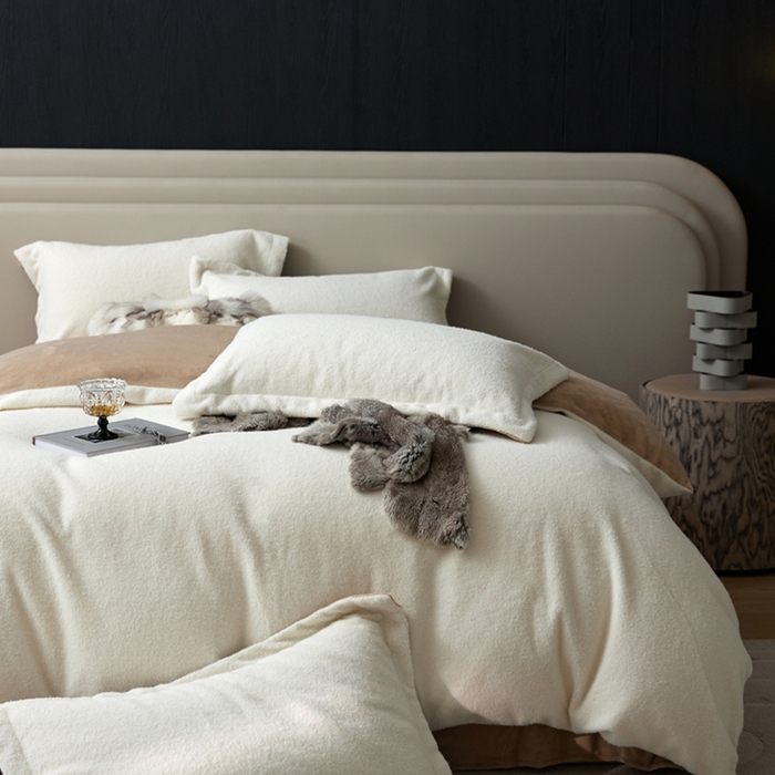 91家纺网 家纺一手货源 找家纺 金奇达家纺 2025秋冬保暖加厚绒类四件套多莉羊绒-德尔菲 月光白