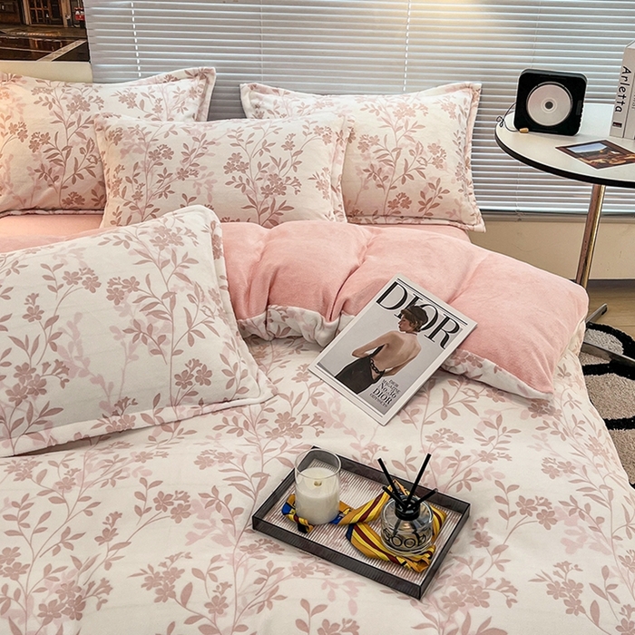 91家纺网 家纺一手货源 找家纺 慕尚 2025新款高克重保暖双色雕花绒被套单件 羽叶-粉