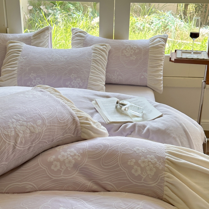 91家纺网 家纺一手货源 找家纺 慕澄家纺 2024新款法式轻奢款琢色烂花牛奶绒四件套 紫苑