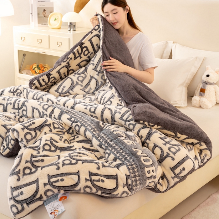 91家纺网 家纺一手货源 找家纺 好梦来家纺（原锦茂家纺） 2025新款印花款A类雪花绒冬被羊羔绒冬被被芯冬季牛奶绒冬被 潮流字母