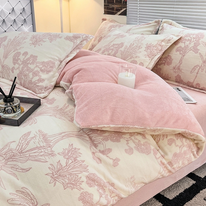 91家纺网 家纺一手货源 找家纺 慕尚 2025新款高克重保暖双色雕花绒被套单件 花梦-粉