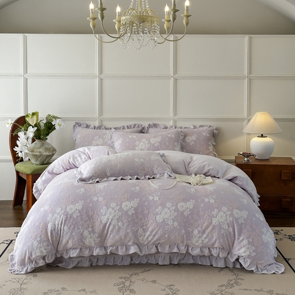 91家纺网 家纺一手货源 找家纺 野合家纺 2024新款法式A类雕花牛奶绒韩版公主风四件套床盖款床单款床笠款 花开花艳-粉紫