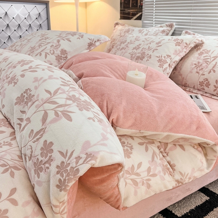 91家纺网 家纺一手货源 找家纺 慕尚 2025新款高克重保暖双色雕花绒被套单件 羽叶-粉