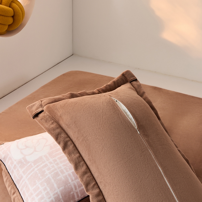 91家纺网 家纺一手货源 找家纺 LADYCOCO可可家居 单枕套-2024新款牛奶绒数码印花单品系列 山茶花玉色+深咖