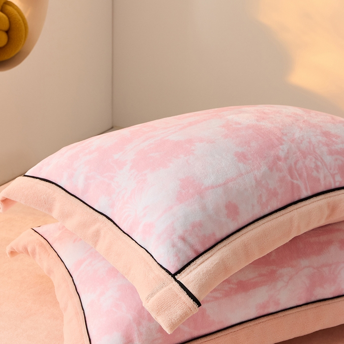 91家纺网 家纺一手货源 找家纺 LADYCOCO可可家居 单枕套-2024新款牛奶绒数码印花单品系列 雾里看花浅粉+玉粉