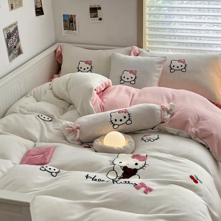 91家纺网 家纺一手货源 找家纺 绒世界 2024秋冬新款卡通毛巾绣牛奶绒四件套 kt猫白