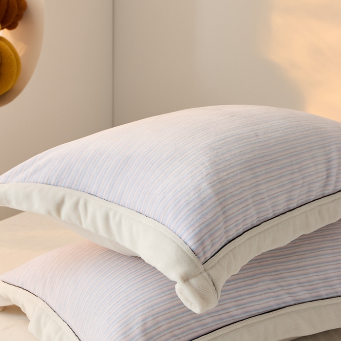 91家纺网 家纺一手货源 找家纺 LADYCOCO可可家居 单枕套-2024新款牛奶绒数码印花单品系列 细条纹蓝粉+米白