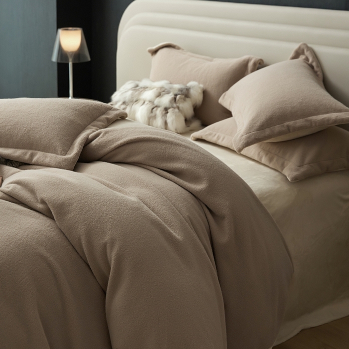 91家纺网 家纺一手货源 找家纺 金奇达家纺 2025秋冬保暖加厚绒类四件套多莉羊绒-德尔菲 枯木棕