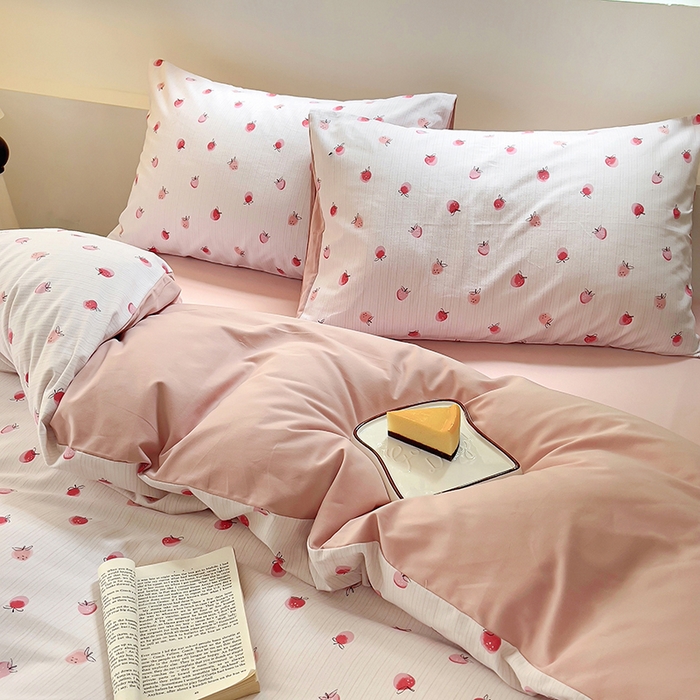 91家纺网 家纺一手货源 找家纺 田野 2024新款纯棉全棉磨毛印花四件套系列 幸运草莓