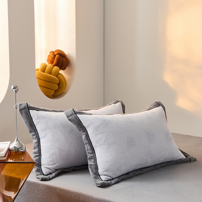 91家纺网 家纺一手货源 找家纺 LADYCOCO可可家居 单枕套-2024新款牛奶绒数码印花单品系列 知音浅灰+灰色