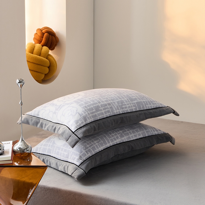 91家纺网 家纺一手货源 找家纺 LADYCOCO可可家居 单枕套-2024新款牛奶绒数码印花单品系列 山茶花浅灰+灰色