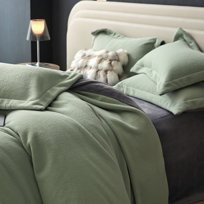 91家纺网 家纺一手货源 找家纺 金奇达家纺 2025秋冬保暖加厚绒类四件套多莉羊绒-德尔菲 墨松绿