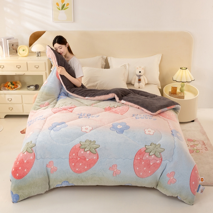 91家纺网 家纺一手货源 找家纺 好梦来家纺（原锦茂家纺） 2025新款印花款A类雪花绒冬被羊羔绒冬被被芯冬季牛奶绒冬被 缤纷草莓