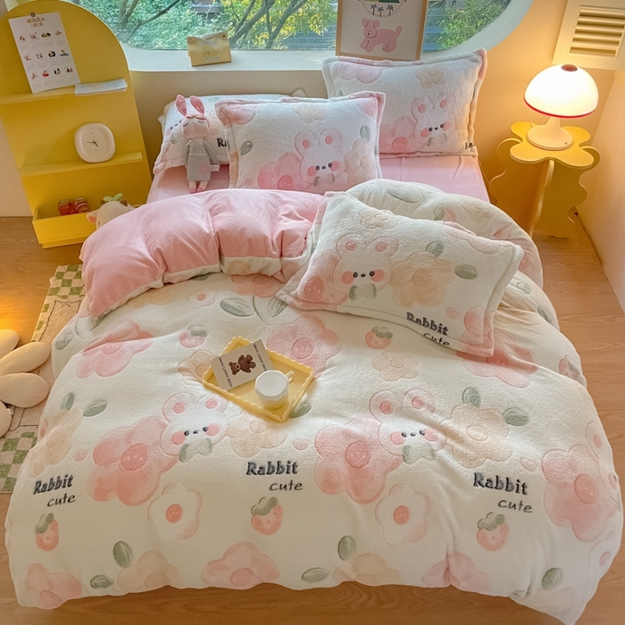 91家纺网 家纺一手货源 找家纺 慕尚 2025新款高克重印花雪花绒被套单件 草莓兔