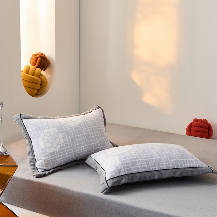 91家纺网 家纺一手货源 找家纺 LADYCOCO可可家居 单枕套-2024新款牛奶绒数码印花单品系列 山茶花浅灰+灰色