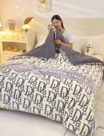 91家纺网 家纺一手货源 找家纺 好梦来家纺（原锦茂家纺） 2025新款印花款A类雪花绒冬被羊羔绒冬被被芯冬季牛奶绒冬被 潮流字母