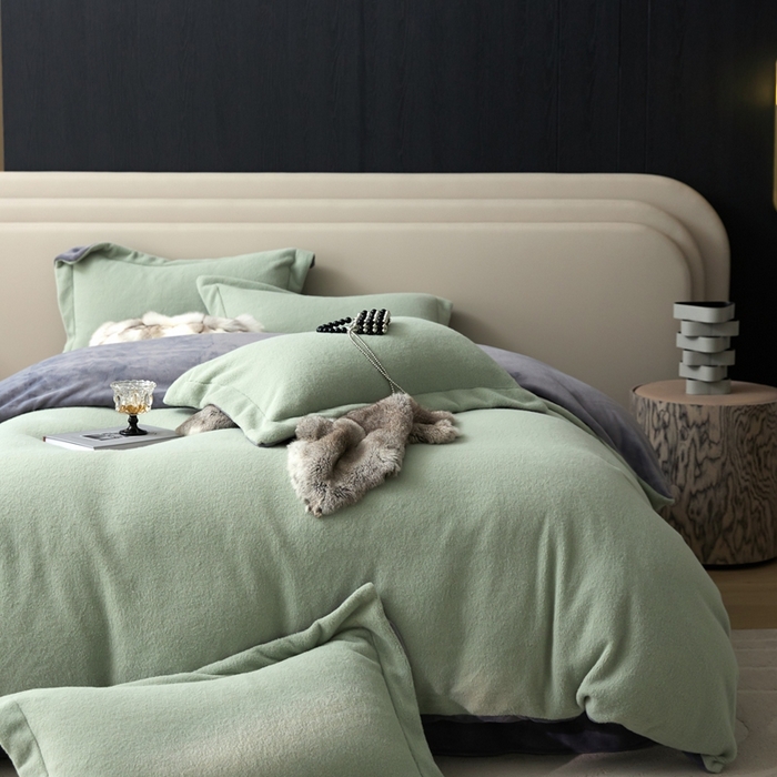 91家纺网 家纺一手货源 找家纺 金奇达家纺 2025秋冬保暖加厚绒类四件套多莉羊绒-德尔菲 墨松绿