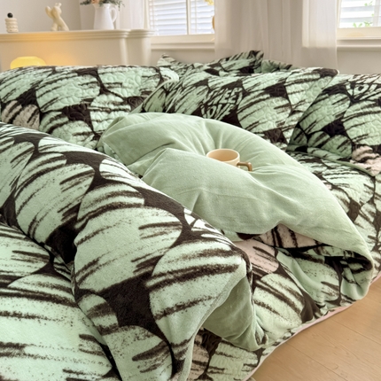 91家纺网 家纺一手货源 找家纺 迪梦姿家纺 2025新款牛奶绒印花床盖四件套 爱心绿