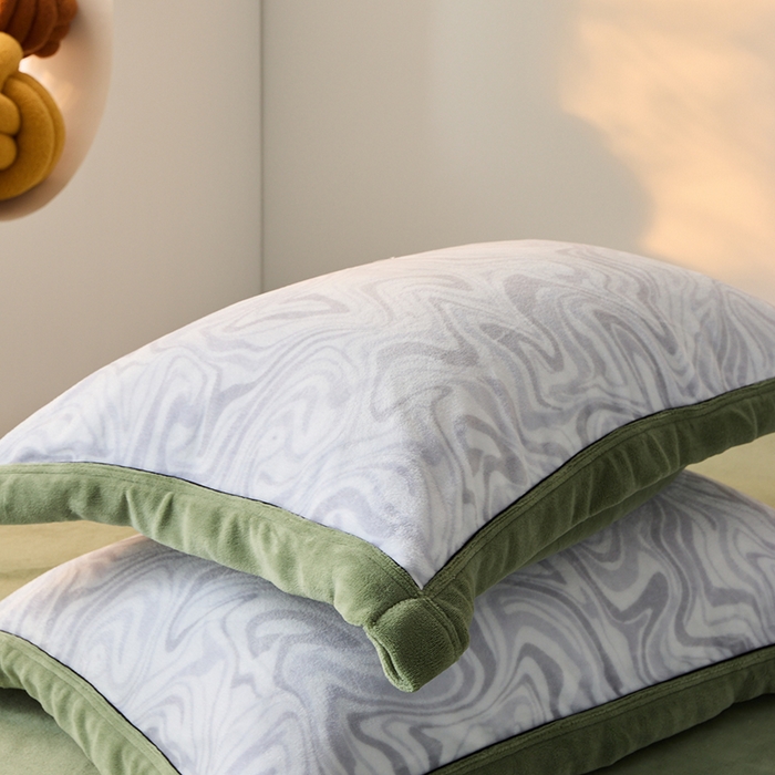 91家纺网 家纺一手货源 找家纺 LADYCOCO可可家居 单枕套-2024新款牛奶绒数码印花单品系列 雾语浅蓝+深绿