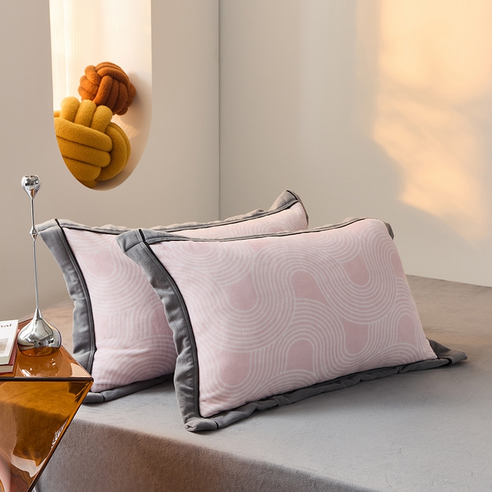 91家纺网 家纺一手货源 找家纺 LADYCOCO可可家居 单枕套-2024新款牛奶绒数码印花单品系列 知音粉色+灰色