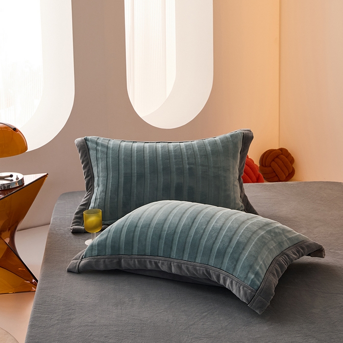 91家纺网 家纺一手货源 找家纺 LADYCOCO可可家居 2024新款牛奶3D绒立体雕花剪花单品系列-单枕套 蓝色+灰色