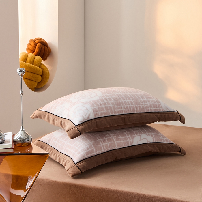 91家纺网 家纺一手货源 找家纺 LADYCOCO可可家居 单枕套-2024新款牛奶绒数码印花单品系列 山茶花玉色+深咖