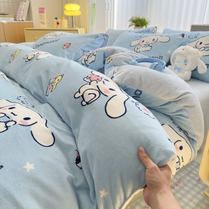 91家纺网 家纺一手货源 找家纺 曼之夏 2024新款A类三丽鸥卡通牛奶绒系列四件套 牛奶玉桂狗