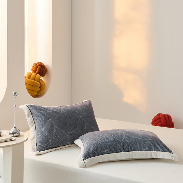 91家纺网 家纺一手货源 找家纺 LADYCOCO可可家居 单枕套-2024新款牛奶绒数码印花单品系列 叶子灰色+米白