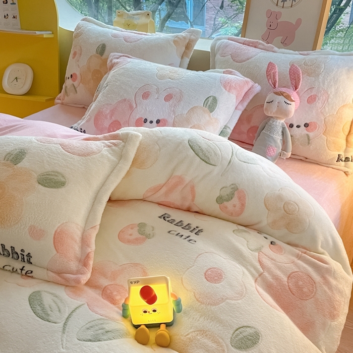 91家纺网 家纺一手货源 找家纺 慕尚 2025新款高克重印花雪花绒四件套  草莓兔