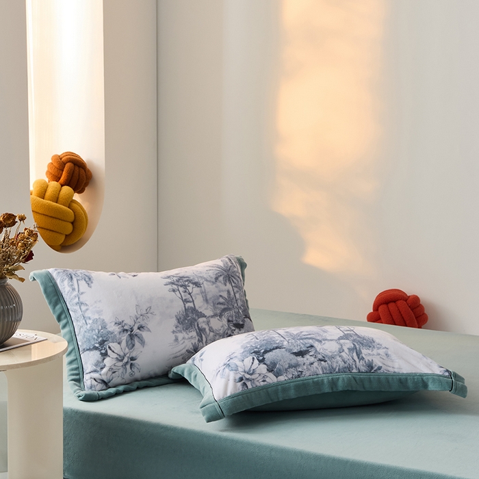 91家纺网 家纺一手货源 找家纺 LADYCOCO可可家居 单枕套-2024新款牛奶绒数码印花单品系列 山林浅灰+蓝色
