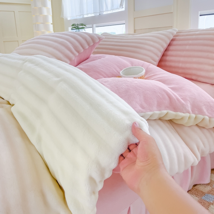 91家纺网 家纺一手货源 找家纺 言熙居2024新款-A面泡芙绒B面全消光8到9斤牛奶绒三四件套 泡芙-粉白