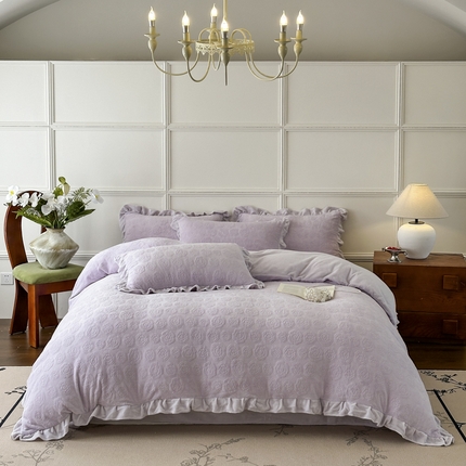 91家纺网 家纺一手货源 找家纺 野合家纺 2024新款法式A类雕花牛奶绒韩版公主风四件套床盖款床单款床笠款 山茶花-奶昔紫