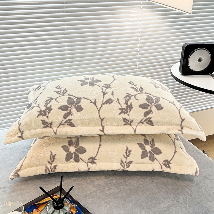 91家纺网 家纺一手货源 找家纺 慕尚 2025新款高克重保暖双色雕花绒枕套单件 藤蔓-米灰