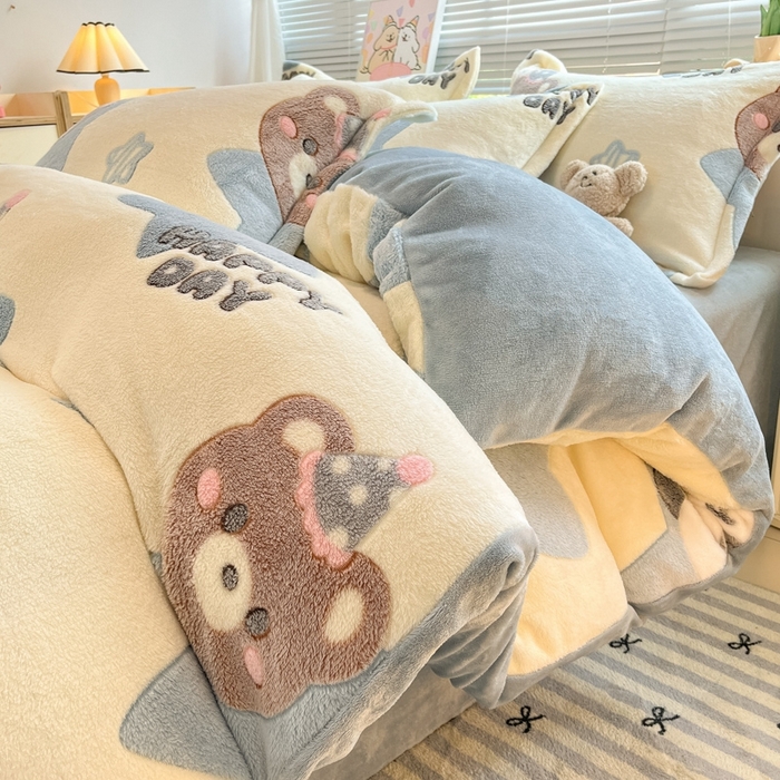 91家纺网 家纺一手货源 找家纺 慕尚 2025新款高克重印花雪花绒被套单件 奶茶狗熊