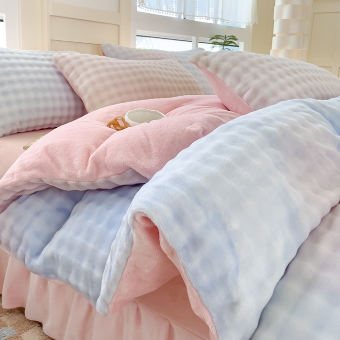 91家纺网 家纺一手货源 找家纺 言熙居2024新款-A面泡芙绒B面全消光8到9斤牛奶绒三四件套 泡芙-蓝粉