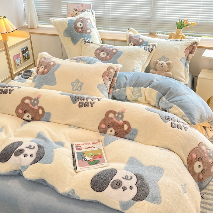 91家纺网 家纺一手货源 找家纺 慕尚 2025新款高克重印花雪花绒四件套  奶茶狗熊