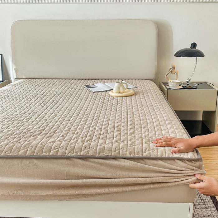 91家纺网 家纺一手货源 找家纺 LADYCOCO可可家居 2024新款超柔牛奶绒夹棉保暖床笠 卡其色