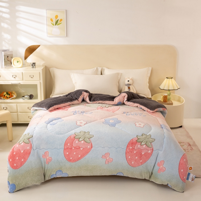 91家纺网 家纺一手货源 找家纺 好梦来家纺（原锦茂家纺） 2025新款印花款A类雪花绒冬被羊羔绒冬被被芯冬季牛奶绒冬被 缤纷草莓