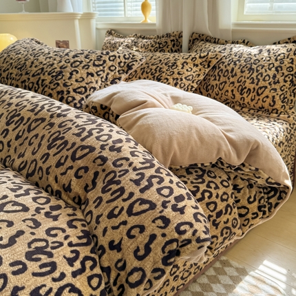 91家纺网 家纺一手货源 找家纺 迪梦姿家纺 2025新款牛奶绒印花床盖四件套 豹纹