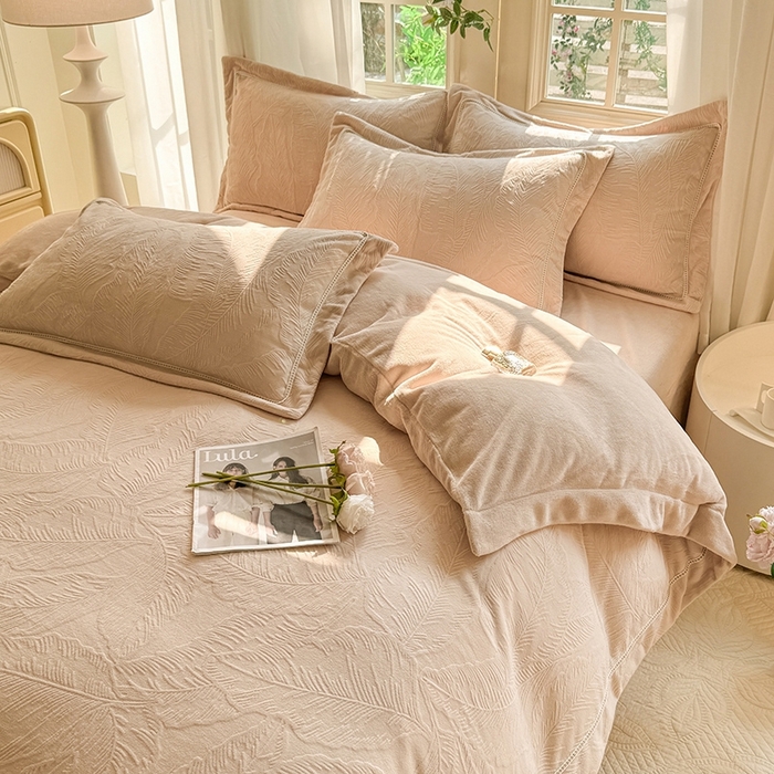 91家纺网 家纺一手货源 找家纺 艾唯希家纺 2024新款纯雕A类230克全消光雕花绒四件套牛奶绒6D高克重珊瑚绒宝宝绒 花之蔓-驼