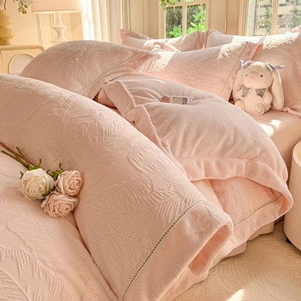 91家纺网 家纺一手货源 找家纺 艾唯希家纺 2024新款纯雕A类230克全消光雕花绒四件套牛奶绒6D高克重珊瑚绒宝宝绒 花之蔓-粉