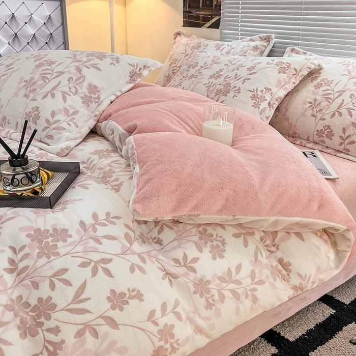 91家纺网 家纺一手货源 找家纺 慕尚 2025新款高克重保暖双色雕花绒四件套 羽叶-粉