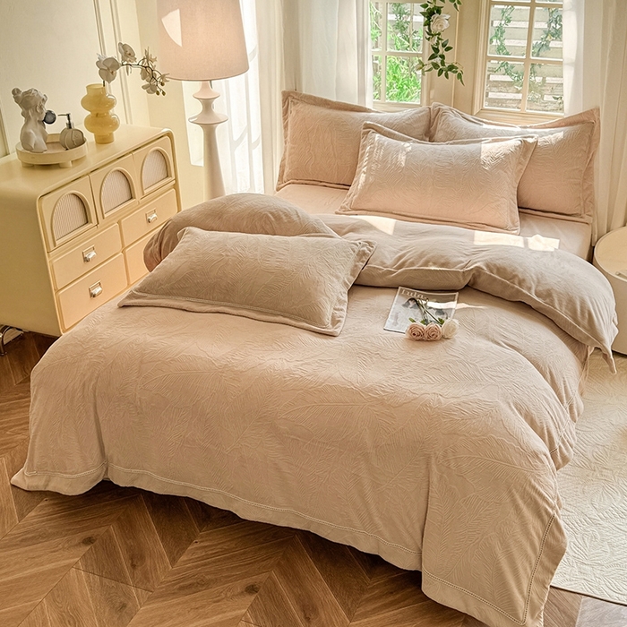 91家纺网 家纺一手货源 找家纺 艾唯希家纺 2024新款纯雕A类230克全消光雕花绒四件套牛奶绒6D高克重珊瑚绒宝宝绒 花之蔓-驼