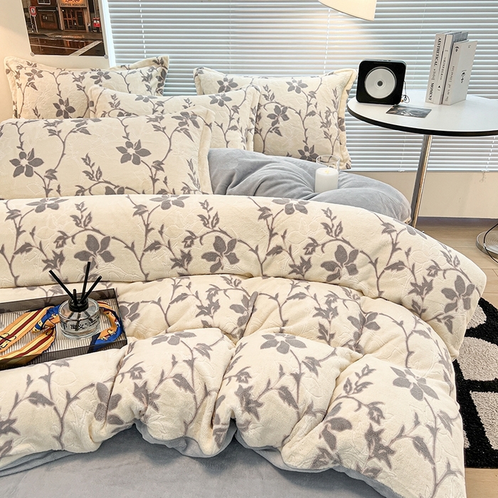 91家纺网 家纺一手货源 找家纺 慕尚 2025新款高克重保暖双色雕花绒被套单件 藤蔓-米灰