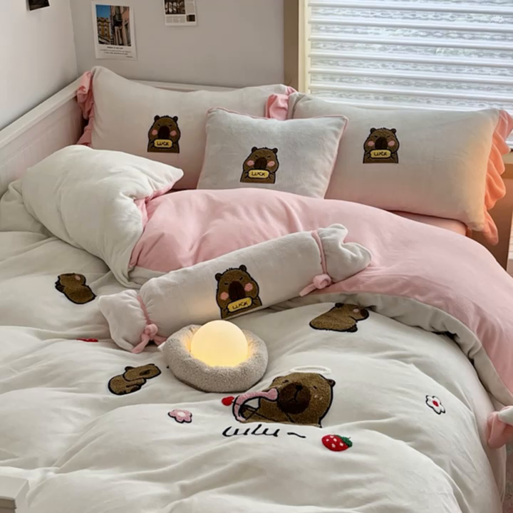 91家纺网 家纺一手货源 找家纺 绒世界 2024秋冬新款卡通毛巾绣牛奶绒四件套 恋爱小熊