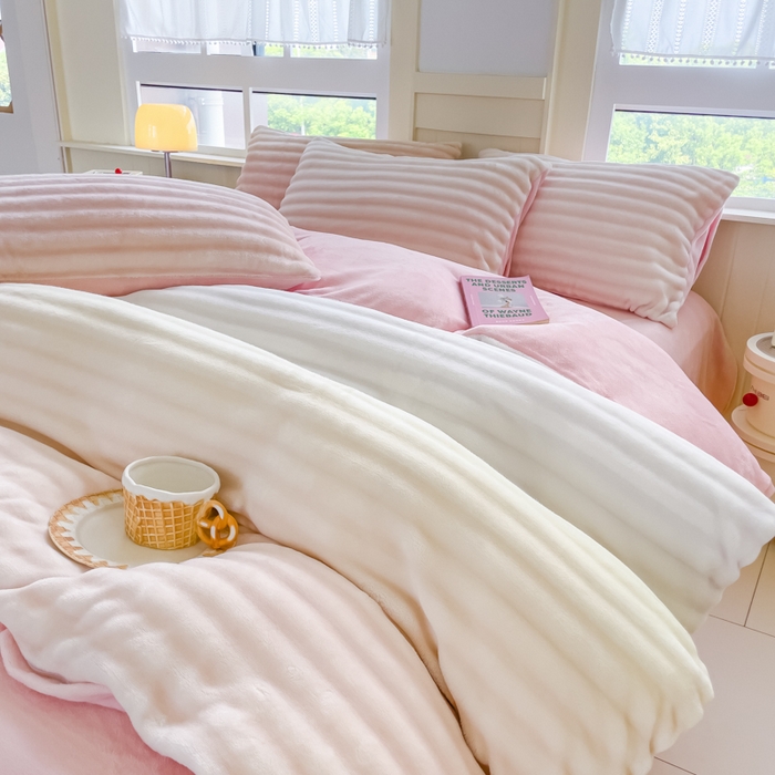 91家纺网 家纺一手货源 找家纺 言熙居2024新款-A面泡芙绒B面全消光8到9斤牛奶绒三四件套 泡芙-粉白