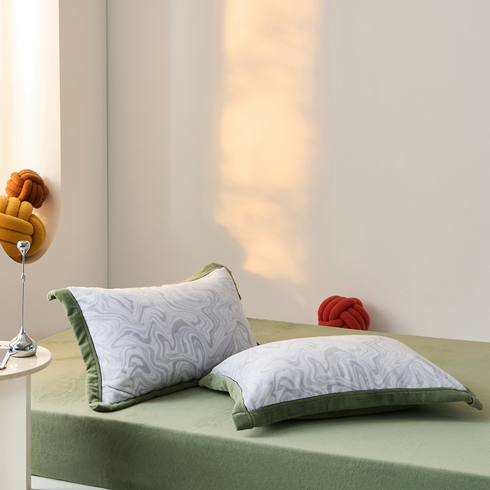 91家纺网 家纺一手货源 找家纺 LADYCOCO可可家居 单枕套-2024新款牛奶绒数码印花单品系列 雾语浅蓝+深绿