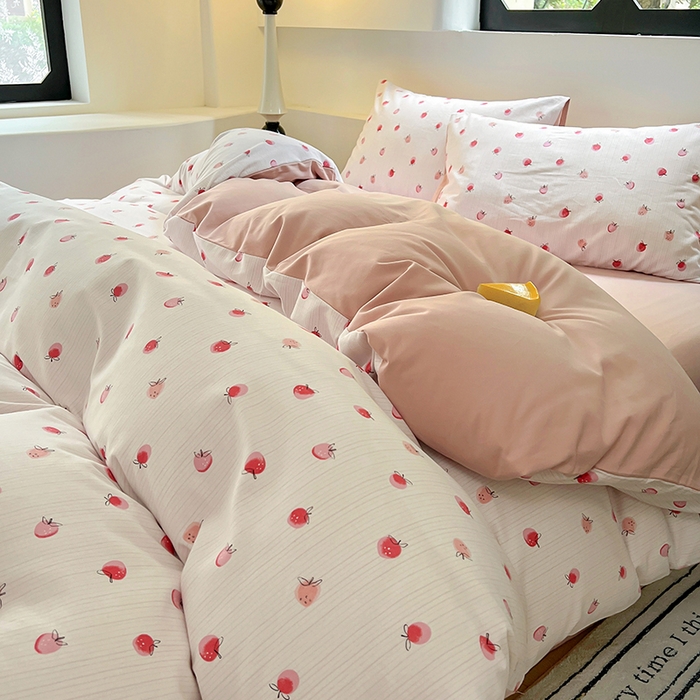 91家纺网 家纺一手货源 找家纺 田野 2024新款纯棉全棉磨毛印花四件套系列 幸运草莓