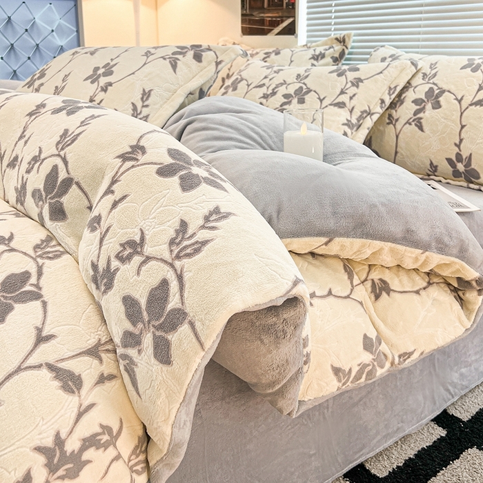 91家纺网 家纺一手货源 找家纺 慕尚 2025新款高克重保暖双色雕花绒四件套 藤蔓-米灰